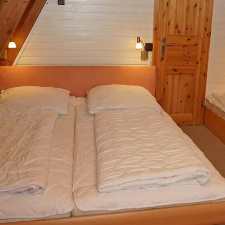 Zeltdachhaus Fuer Ganze Familie * Damp