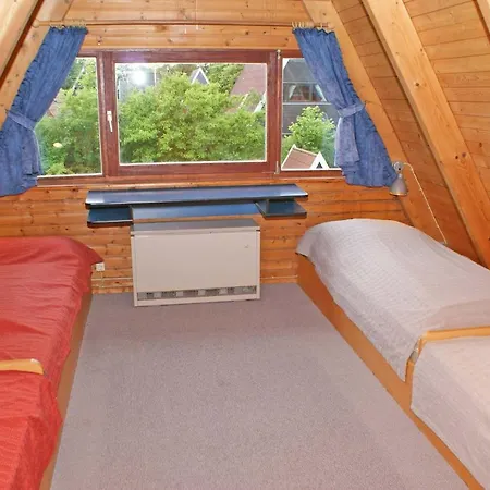 Zeltdachhaus Fuer Ganze Familie